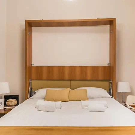 The Rent - Two-bedroom Near Fori Imperiali Apartment