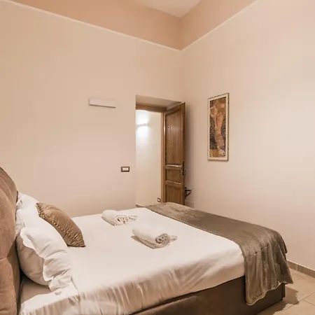 The Rent - Two-bedroom Near Fori Imperiali Apartment