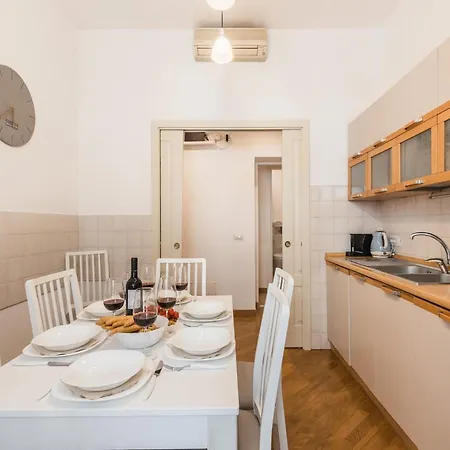 The Rent - Two-bedroom Near Fori Imperiali Apartment *