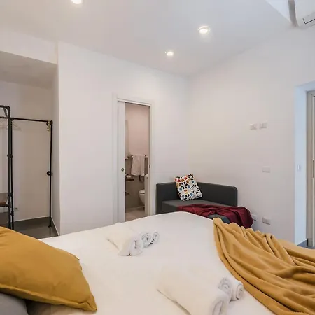 The Rent - Two-bedroom Near Fori Imperiali Apartment